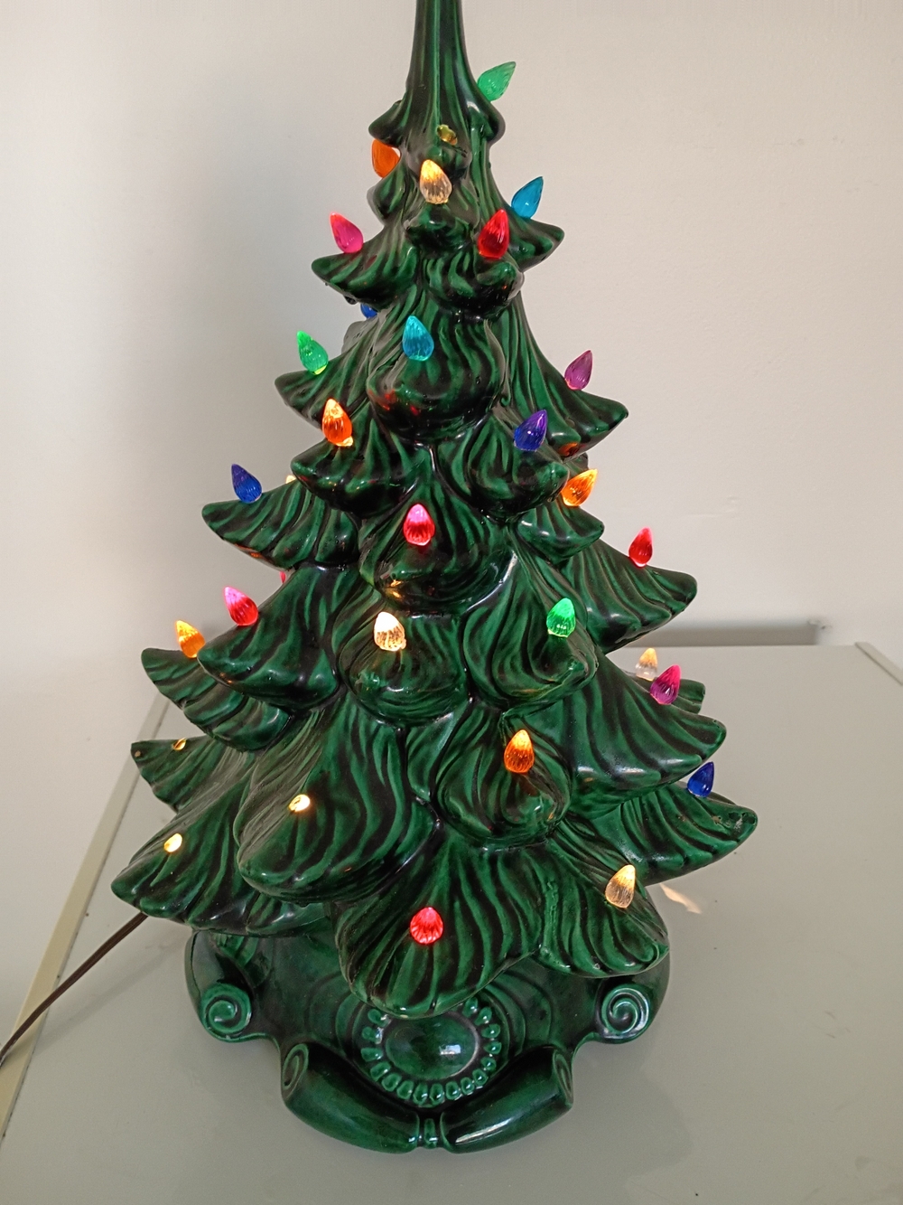Atlantic Mold Ceramic Holiday Light-Up Tree Working Windup Music Box